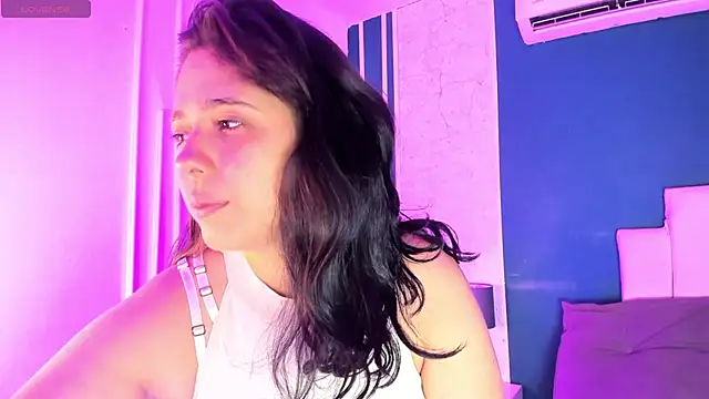 Chloethompson  online show from June 19, 2:09 pm