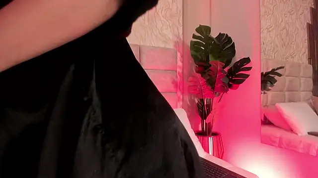 GinaSalanne online show from June 10, 1:32 pm