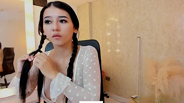 Littlee Mia online show from May 17, 11:20 am