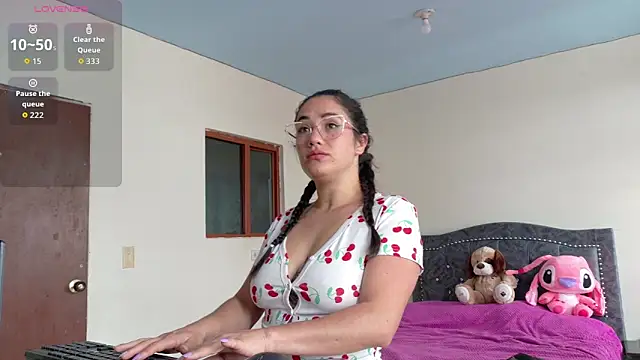 cami suarez online show from May 23, 1:53 pm