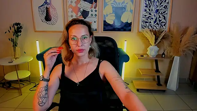 Charlotte Hudson online show from July 29, 10:15 am