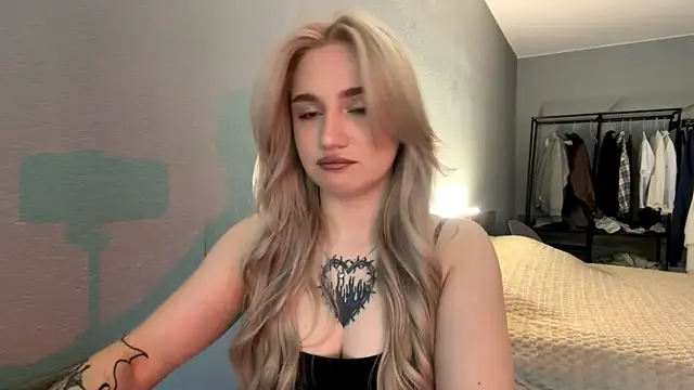 TiffanieSluyter online show from June 2, 12:39 pm
