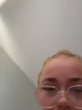miaflowerxx online show from July 7, 12:19 pm
