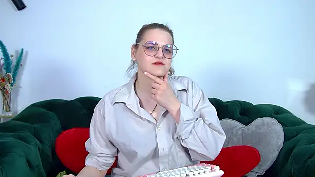AlexaAvery online show from May 23, 6:45 am