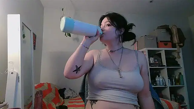 prettybird06 online show from June 18, 8:03 pm