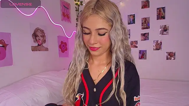 cinniaa  online show from May 24, 5:45 pm