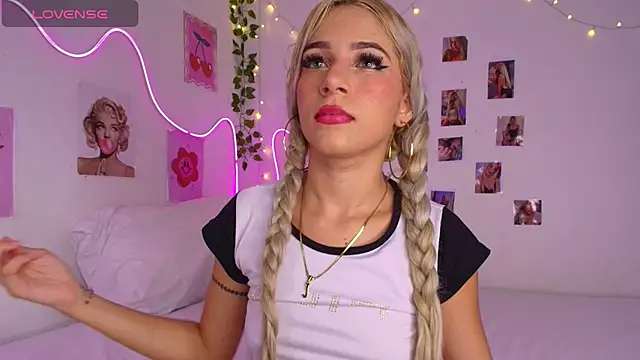 cinniaa  online show from May 28, 1:14 am