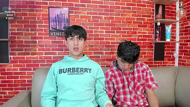 Hoot boyss  online show from May 28, 7:34 pm