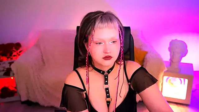 ViolettWoods online show from July 13, 6:47 am