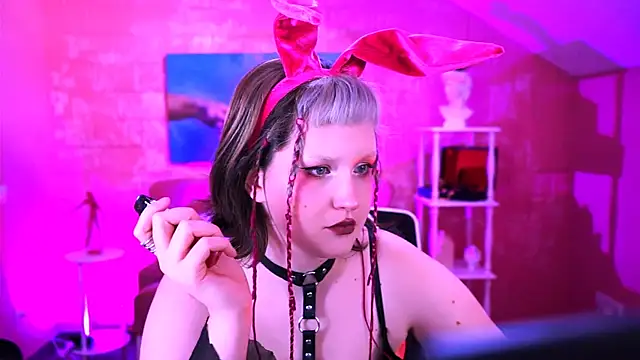 ViolettWoods online show from July 22, 11:11 am