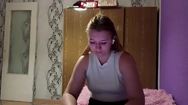 RaeannRoewe online show from May 27, 9:01 pm