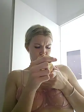 HotBlondie69 online show from July 1, 6:18 pm