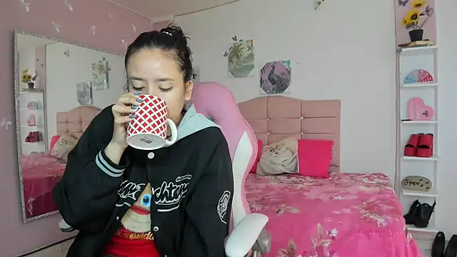 ivyyemerald  online show from July 14, 1:05 pm
