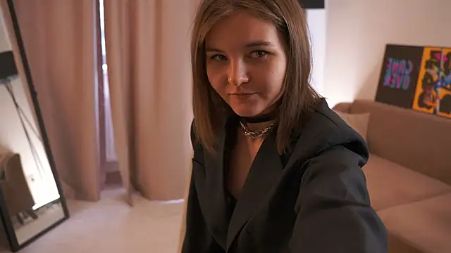 SariTolle online show from May 31, 4:18 am