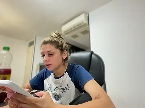 alison parkerrr26 online show from May 31, 3:12 am