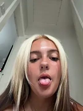 naughtygirl6989 online show from July 16, 7:51 pm