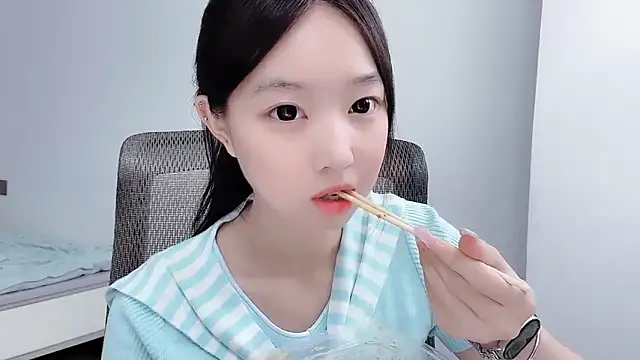 Yoyo33355 online show from July 27, 3:58 am