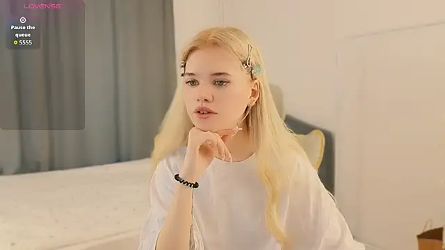 mood berry  online show from July 25, 2:02 pm