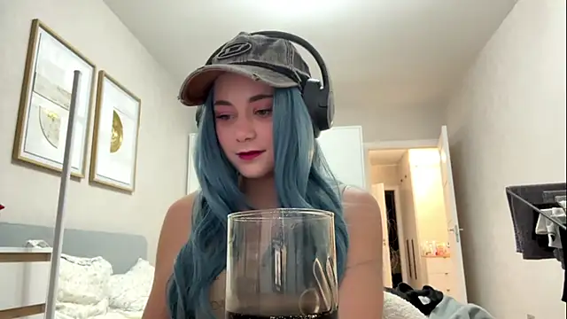 elfLiana online show from May 31, 4:46 pm