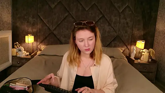 Laura Stellar online show from July 6, 6:40 am
