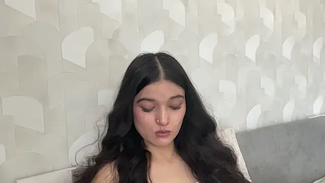 LisetteParajon online show from July 18, 11:02 am
