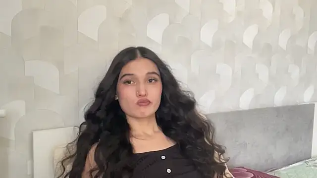 LisetteParajon online show from July 20, 10:39 am
