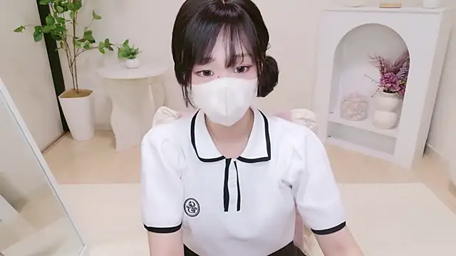YURInya  online show from August 6, 12:01 pm
