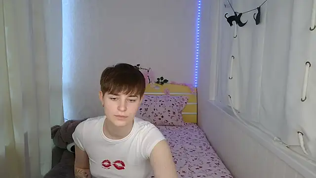 EmyHills online show from June 12, 3:42 pm