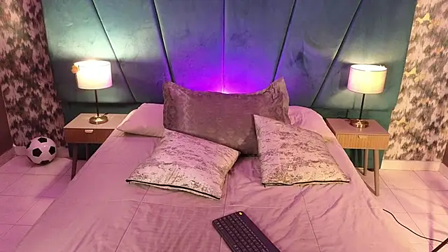 julimonroe  online show from July 22, 3:51 am