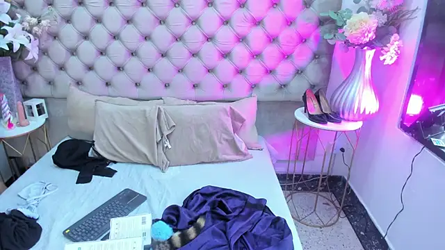 NaomiWhite  online show from July 6, 8:44 pm