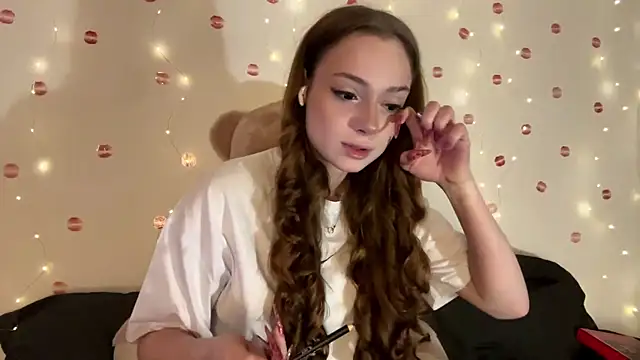 itskylieee online show from July 26, 9:50 am