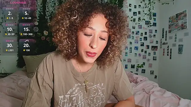 LyraCovee online show from July 28, 12:30 am