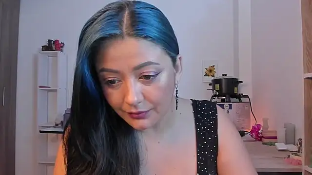 LauraToro  online show from April 8, 8:33 pm