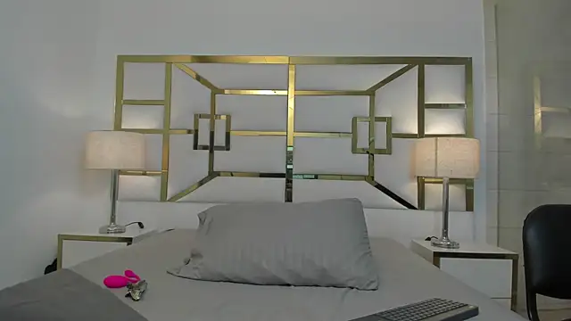 VivieneLuxe online show from August 8, 3:47 am