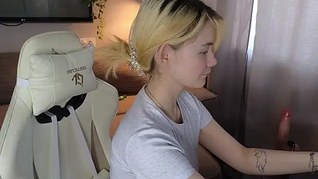 Emily Miu online show from July 18, 1:31 am