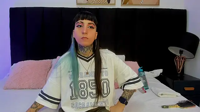 izzy moon7 online show from June 26, 11:11 am