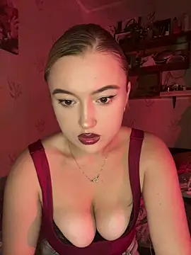 lyalyalii online show from July 25, 8:05 pm