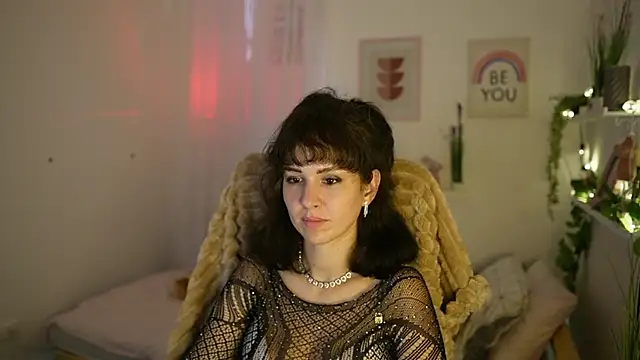 Daisy Lowe online show from July 28, 2:13 pm