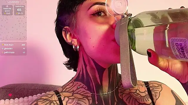 Luana Fiore0 online show from July 26, 9:33 pm