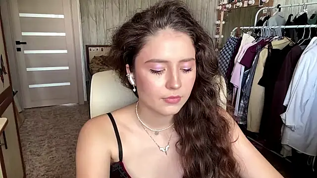 CrispyVeil online show from July 28, 11:17 am