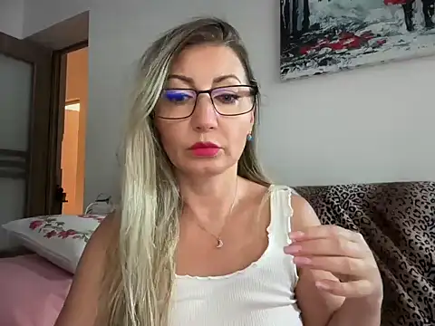 MoonieBlu online show from July 16, 11:48 am