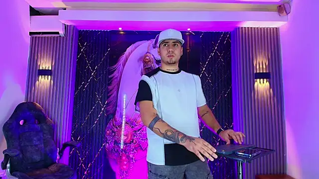 Iam Josue- online show from July 30, 9:15 pm