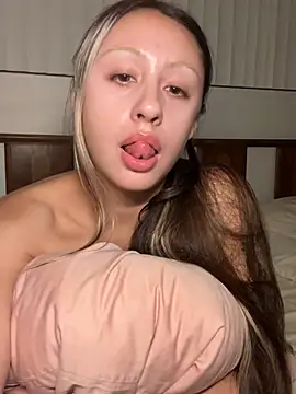 1800LuckieGirl online show from July 16, 10:53 am