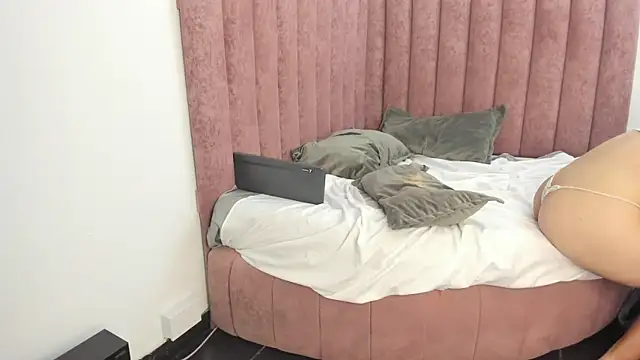 KittyKiss  online show from July 18, 9:28 pm