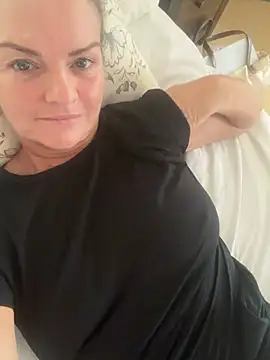 Holly-BlondeMILF44 online show from July 23, 9:06 am
