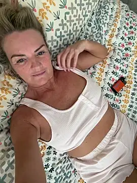 Holly-BlondeMILF44 online show from July 20, 11:12 am