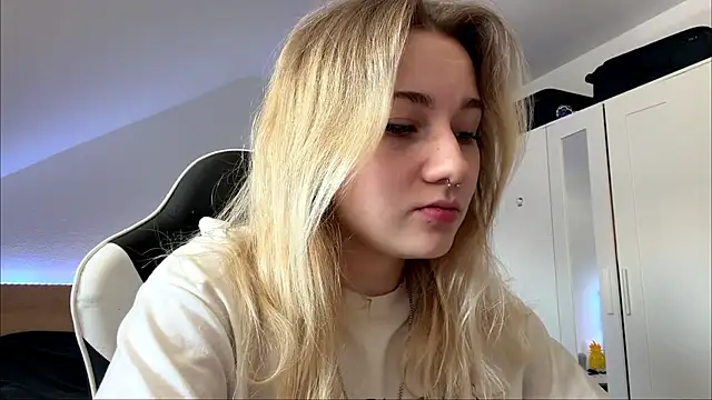 tutsiecutie online show from July 28, 11:28 am