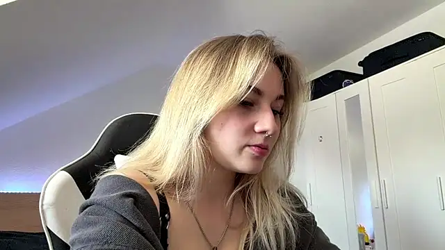 tutsiecutie online show from July 24, 11:52 am