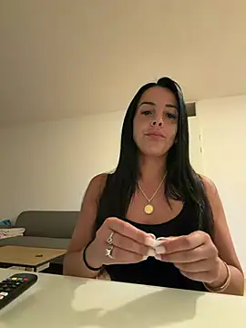 diamantje32 online show from August 2, 11:19 pm