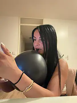 diamantje32 online show from August 4, 1:22 am